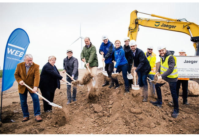 Pressebild: Sie feierten gemeinsam den Spatenstich des Repowering-Projekts in Wörbzig (v.l.n.r): Hubert Schüppel, Ortsbürgermeister von Wörbzig; Kerstin Rinke, Stadtratsvorsitzende im Südlichen Anhalt; Dirk Honsa, Ortsbürgermeister von Gröbzig; Landeigentümer Viktor Herzog von Ratibor; von der W.E.B: CEO Frank Dumeier, Sissi Grossmann, die beiden Geschäftsführer in Deutschland Mathias Dangl und Stephan Jeznita sowie Gisbert Tüchler; Alex Robertson, Vice President Sales Germany von Vestas; Michael Leifheit, Fachbereitsleiter bei Jaeger Bernburg © W.E.B/Thomas Victor