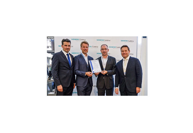 Pressebild: Übergabe des Zertifikats (v.l.n.r.): Dr. Martin Webhofer, Head of Wind Energy der TÜV SÜD Industrie Service GmbH, Ferdinand Neuwieser. CEO der TÜV SÜD Industrie Service GmbH, Jose Antonio Malumbres, SGRE Onshore Managing Director Technology von Siemens Gamesa und Juan Diego Díaz Vega, SGRE Onshore Global Marketing Director von Siemens Gamesa.