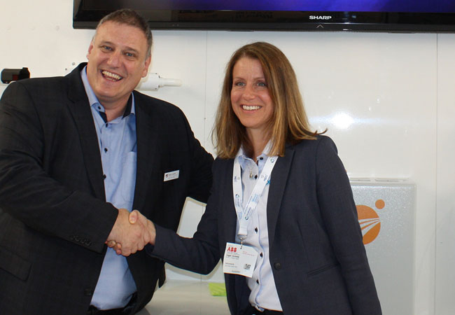 PB: Handshake auf der WindEnergy 2018: Claus Larsen (links), Geschäftsführer der Quantec Signals und Inger Graves, Business Development Manager der Xylem-Gruppe, beschließen erweiterte Kooperation. (Bild: Quantec Signals GmbH)