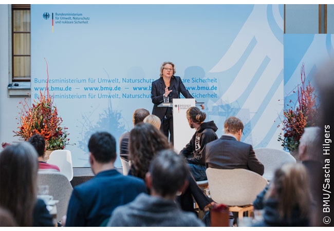 Pressebild: Anlässlich des 10-jährigen Bestehens der Nationalen Klimaschutzinitiative hielt Bundesumweltministerin Svenja Schulze im Berliner Dienstsitz des BMU eine Rede. Copyright: BMU/Sascha Hilgers