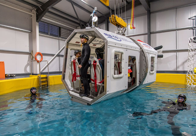 Pressebild: Neues Maritime Rescue Training Center eröffnet in Hamburg / Helicopter Underwater Escape Training im ma-co / © Jacek Boguszewski