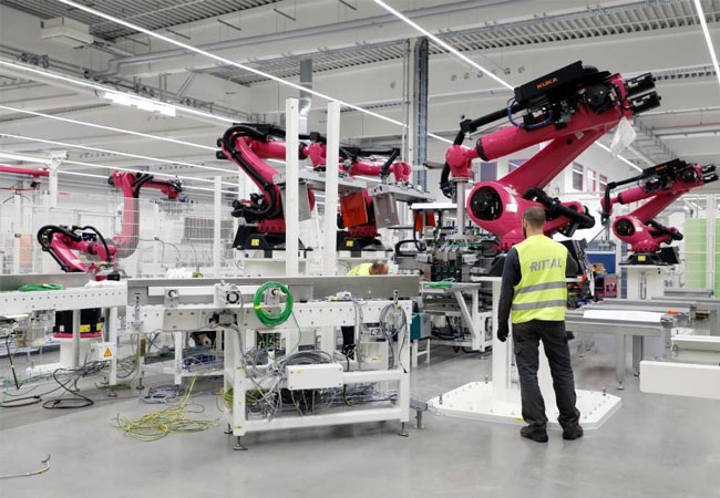 Pressebild: Über 100 Hightech-Maschinen sind kürzlich im neuen Werk angekommen und werden nun schrittweise in Betrieb genommen. / © Rittal GmbH & Co. KG