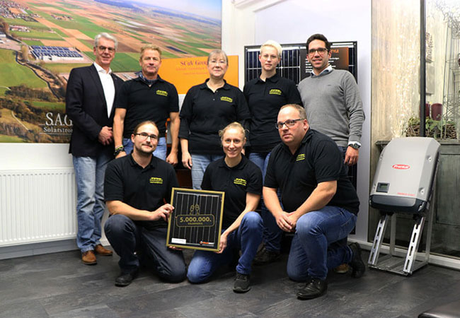 PB: Das Team Schmidt Consulting & Vertrieb installierte das 5-millionste Glas-Glas-Modul von SOLARWATT.