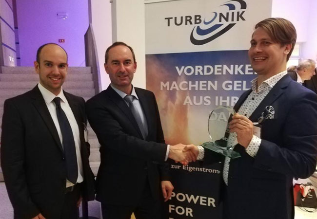 Pressebild; Die Turbonik-Gründer Martin Daft u. Dr. Johannes Grob mit Staatsminister Hubert Aiwanger (mitte)