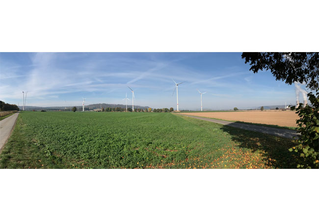 Der neu errichtete Windpark in Angesicht des Atomkraftwerkes © Christian Nowack