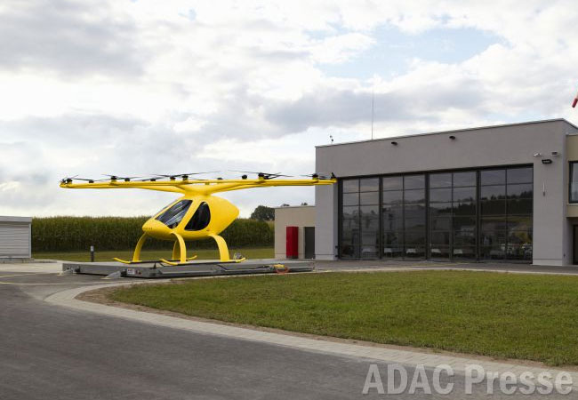 PB: Ähnlich wie in diesem Bild wird der Volocopter aussehen, der im Rettungsdienst zum Einsatz kommen soll. (Fotomontage: ADAC Luftrettung / Volocopter)