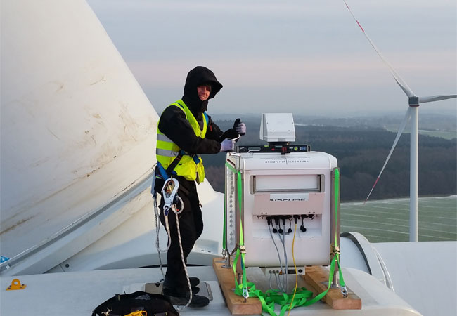 PB: Ein ForWind-Wissenschaftler installiert das laser-optische Lidar-Messgerät zur Erfassung der Nachlaufströmung auf der Gondel einer Windenergieanlage der Firma eno energy. Foto: Stephan Voß, ForWind