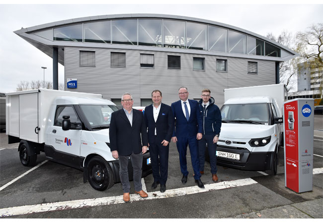 PB: Fahrzeugübergabe: v.l.n.r Jens Schröder, Streetscooter, Jens Kerstan, Senator für Umwelt und Energie, Thomas Volk, Geschäftsführer Stromnetz Hamburg und Emil Heckelen, Ford Pfohe.