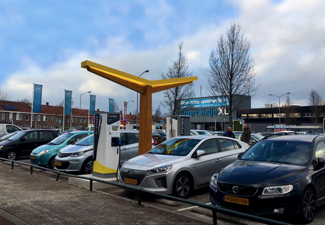 PM: Fastned eröffnet erste Schnellladestation mit erneuerbarer Energie an Albert Heijn Supermarkt