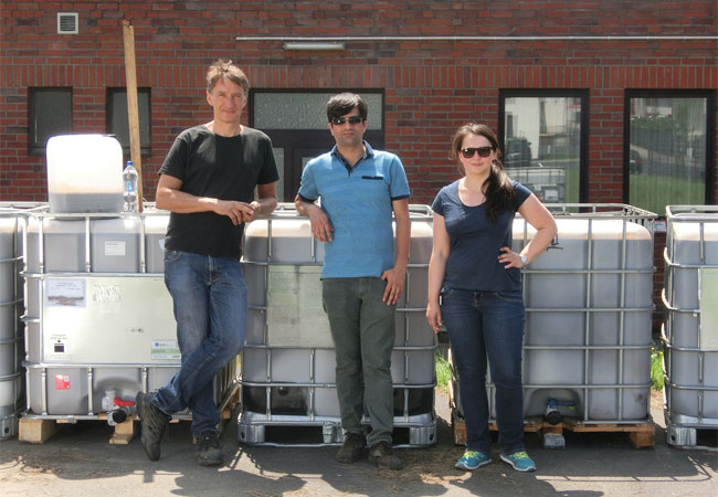PB: (v.l.) Professor Rainer U. Meckenstock, Dr. Sadjad Mohamadian und Dr. Beate Krok am Sanierungsstandort im Kölner Raum. In den Kanistern befinden sich die speziellen Eisenoxid-Nanopartikel, die sie in das wasserführende Gestein injizieren. / Fotonachweis UDE