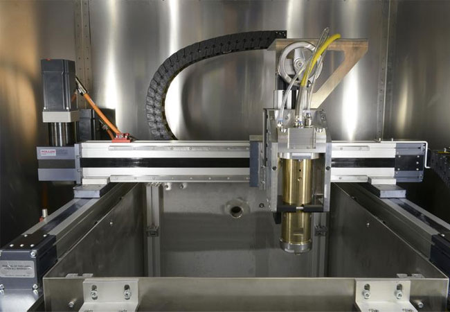PB: Die Aachener Forscher haben einen Prüfstand mit einem Laser aufgebaut, der eine Lichtleistung bis zu 30 Kilowatt erreicht. / Fraunhofer IPT