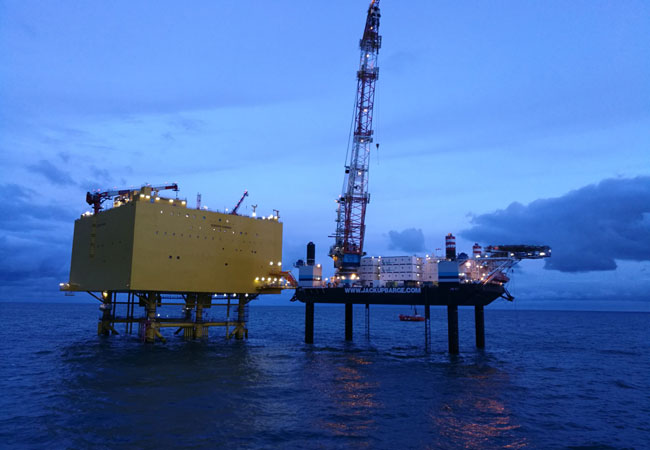Foto: Die auf der Offshore-Plattform arbeitenden und lebenden Mitarbeiter werden während der Installation von Rhenus mit den nötigen Werkzeugen, Baustoffen, Nahrung, Wasser und Gebrauchsgegenständen versorgt. Bildquelle: Rhenus SE & Co. KG.