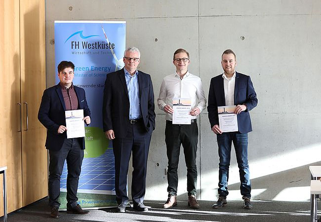 PB: Die Gewinner des VSHEW - Awards: Mar cel Boeck, Eike Sebastian Melzer, Reickard Müller (v.l.) mit VSHEW - Geschäftsführer Roman Kaak (2. v.l.) © Rathjen/FH Westküste