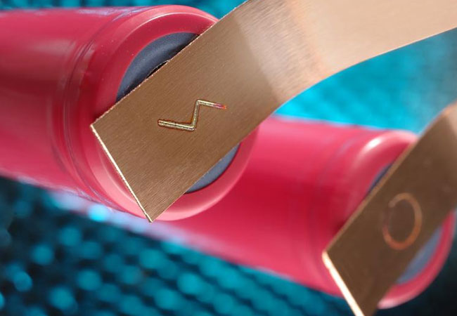 PB: Das Laser-Based Tape-Automated Bonding (LaserTAB) zum Schweißen von Batteriezellen. © Fraunhofer ILT, Aachen.