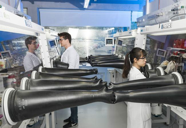 PB: Forschende am HIU montieren Magnesiumbatterien unter Argon-Schutzgas. (Foto: Laila Tkotz/KIT)