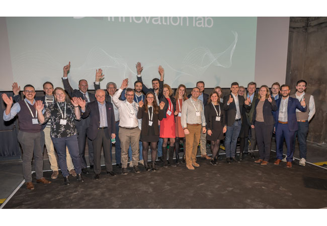 PB: Das AIL-Team mit den Start-ups, Mentoren und weiteren Wegbegleitern im Acceleration Programm 2018 im Rahmen des DemoDays / © Wolfography