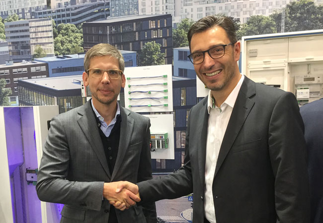 Bildunterschrift: Phoenix Contact und Venios wollen IoT-Plattformlösung bereitstellen (v.l.n.r.): Dr. Jonas Danzeisen, Geschäftsführer Venios, und Ulrich Leidecker, Leiter Business Area Industry Management und Automation, Phoenix Contact