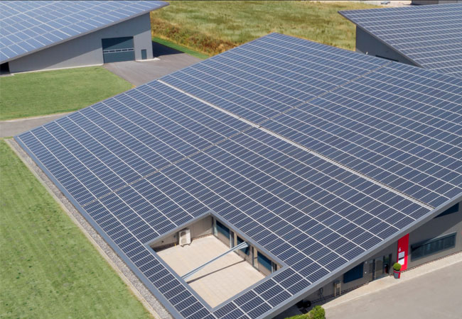 PB: Auf dem 30.000 Quadratmeter großen Firmengelände verfügt Redpoint new energy mit dem Logistikzentrum, dem eigenen Photovoltaikkraftwerk sowie dem benachbarten 3N Kompetenzzentrum über ideale Standortbedingungen für sein Testcenter.