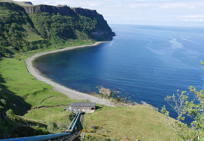 PB: Das Kleinwasserkraftwerk Storr Lochs in Schottland.