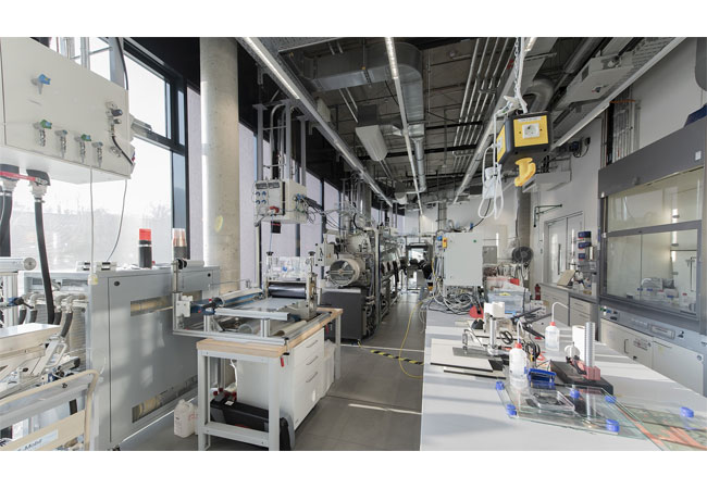 PB: Im Fraunhofer ISC, Würzburg, steht die vollständige Prozesskette für die Herstellung von Batteriezellen zur Verfügung, derzeit wird der Bereich für die Assemblierung unter Schutzgasatmosphäre weiter ausgebaut (im Bild hinten links). / © K. K. Selsam, Fraunhofer ISC