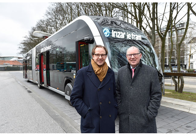 Pressefoto: Vorstellung Irizar ie-tram zeigt von links Henrik Falk, Vorstandsvorsitzender der HOCHBAHN und Klaus Kubica, Head of Transportation bei der Ferrostaal Equipment Solutions GmbH.