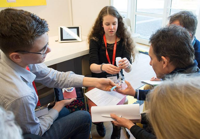 PB: Luca Rehm und Lara Kuballa vom Gymnasium an der Stadtmauer Bad Kreuznach demonstrieren ihren Prototypen zum Projekt „“cleanly brush“ mehr Sauberkeit für unsere Zahnpflege“.