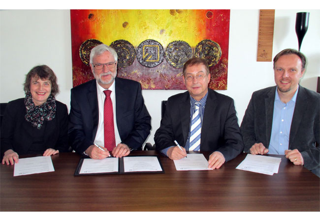 Pressebild: Ostfalia Hochschule und ENERTRAG WindStrom GmbH unterzeichnen Kooperationsvertrag (v.l.n.r.) Ulrike Lücke, Leiterin Geschäftsstelle Berkhöpen Dietrich N. Pals, Geschäftsführer der ENERTRAG WindStrom GmbH Peter Stuwe, Dekan und Professor der Fakultät Elektrotechnik der Ostfalia Thorsten Uelzen, Studiengangsbeauftragter für duale Studiengänge und Professor der Fakultät Elektrotechnik der Ostfalia / © ENERTRAG WindStrom GmbH / Ostfalia Hochschule für angewandte Wissenschaften