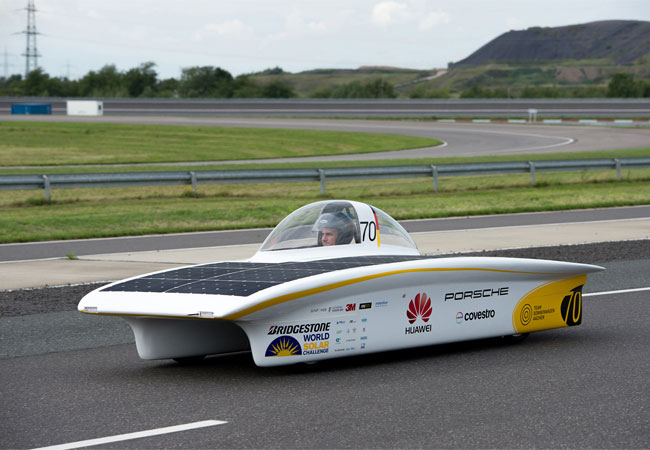 PB: Covestro zeigt an seinem Messestand – Nummer 528 in Halle 4A – den Sonnenwagen des Jahres 2017. Mit diesem selbst konstruierten Fahrzeug nahm das gleichnamige Studententeam aus Aachen am wohl härtesten Solarrennen der Welt in Australien teil. Auf der Karosserie überstand ein Polyurethan-Autoreparaturklarlack von PPG auf Basis des biobasierten Lackhärters Desmodur® eco N 7300 von Covestro erfolgreich die harschen Klimabedingungen der Strecke. / Bildautor: Matthias König / Covestro