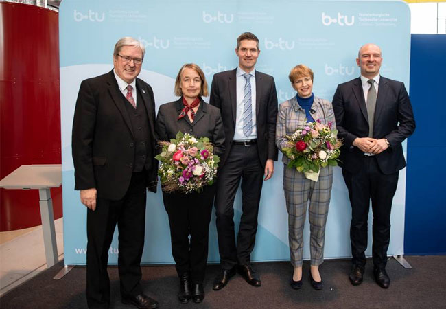 PB: Wirtschaftsminister Prof. Dr.-Ing. Jörg Steinbach, die amtierende BTU-Präsidentin Prof. Dr. Christiane Hipp, Joachim Zettler, CEO APWORKS, Wissenschaftsministerin Dr. Martina Münch und Prof. Dr.-Ing. Markus Bambach, Leiter des BTU-Lehrstuhls Konstruktion und Fertigung nach der Vertragsunterzeichnung