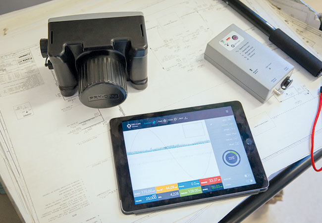 PB: 2_PryCam: Mit PRY-CAM stellt Prysmian Group eine Revolution in der Welt der Diagnose und Überwachung elektrischer Systeme vor. Von Teilentladungsmessungen bis hin zur Entwicklung von Geräten zur Messung von Temperaturen und anderen Parametern, die bisher nicht kontrollierbar waren. PRY-CAM ermöglicht vielfältige Datenerfassung und erlaubt die Beurteilung des Betriebszustands von elektrischen Systemen ohne Betriebsunterbrechung. (Quelle: Prysmian Group)