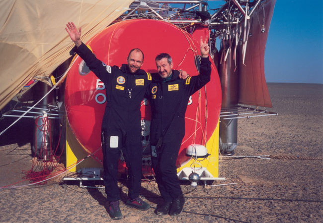 PB: Bertrand Piccard and Brian Jones landen in der ägyptischen Wüste