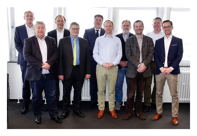 PB: Der neu gegründete Beirat mit dem MCN-Vorsitzenden Dominik Eisenbeis (v.l.n.r.): Frank Lewandowski (Kraeft GmbH Systemtechnik), Dr. Lüder Hogrefe (Raytheon Anschütz, North East Consulting), Dr. Lars Greitsch (MMG), Prof. Dr. Eberhard Sauter (AWI), Dr. Ivor Nissen, Caspar Spreter von Kreudenstein (WINDEA Offshore), Wolfgang Hintzsche (VDR), Prof. Dr.-Ing. Axel Hahn (OFFIS), Thomas Bjørn Larsen (Skuld Germany), Dominik Eisenbeis (MCN) / Bildrechte: MCN e. V.