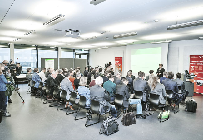 Pressefoto: Prof. Dr. Karin Luckey, Rektorin der HSB, bei der Begrüßung der Gäste / Marcus Meyer Photography