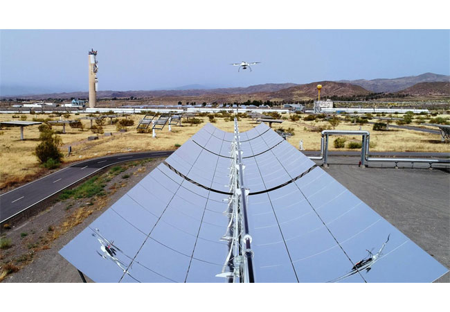 PB: Das fliegende Monitoring-System "Qfly" überwacht Solarthermiekraftwerke - einfach, automatisierte und digital. Quelle: DLR (CC-BY 3.0).