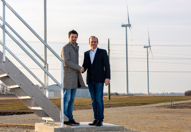 Fotocredits: © EVN / Antal / Bildbeschreibung: v.l.n.r.: WP_Gänserndorf_1: Bürgermeister René Lobner und evn naturkraft Geschäftsführer Georg Waldner