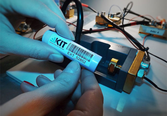 PB: Image Credits Das Schnellladesystem setzt auf besonders langlebige Lithium-Ionen-Zellen und einen vergleichsweise starken Ladestrom von bis zu zehn Ampere. (Foto: Lea de Biasi/ Steffen Jokisch, KIT):