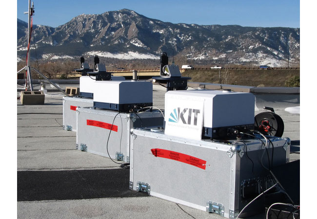 Bildunterschrift: Die hochpräzisen Geräte zur Messung der Methankonzentration auf dem Dach des National Center for Atmospheric Research, Boulder. (Foto: Thomas Blumenstock, KIT)