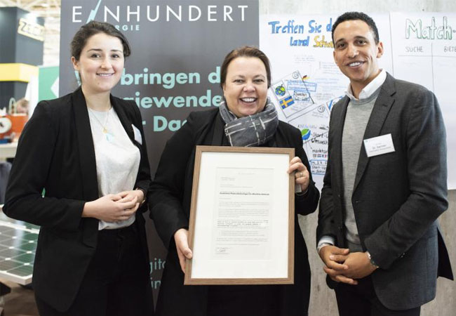 PB: Gründer Dr. Ernesto Garnier (rechts) ,Kollegin Laura Kirst (links), Ursula Heinen-Esser (Mitte)