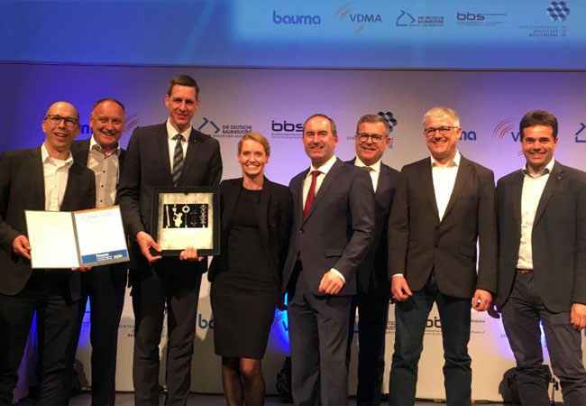 PB: Die Gewinner des bauma Innovationspreises 2019 in der Kategorie „Bauverfahren“: Staatsminister Hubert Aiwanger überreicht den Preis für das Konzept der Mobilen Fertigung an den Vorstandsvorsitzenden der Max Bögl Gruppe, Stefan Bögl (3.v.l.), Josef Knitl, Vorstand der Max Bögl Wind AG (2.v.l.) und dem Max Bögl Team. Bildquelle: Max Bögl Wind AG