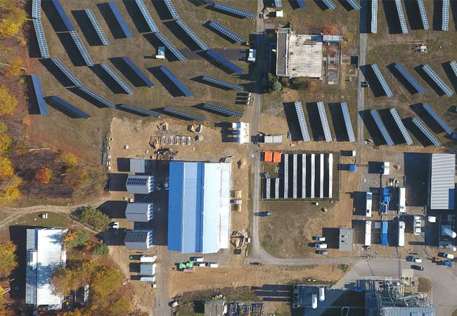 PB: Luftaufnahme der unterschiedlichen Energiesystemkomponenten auf dem Campus Nord des KIT. (Foto: Sebastian Mang, KIT)