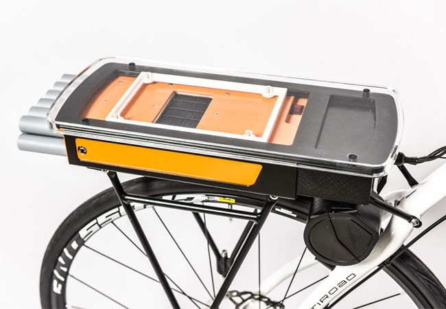 PB: © Fraunhofer ISE Der E-Gepäckträger mit Brennstoffzellensystem wiegt nur 3,3 kg inklusive Wasserstofftanks und kann auf nahezu jedes Fahrrad montiert werden.