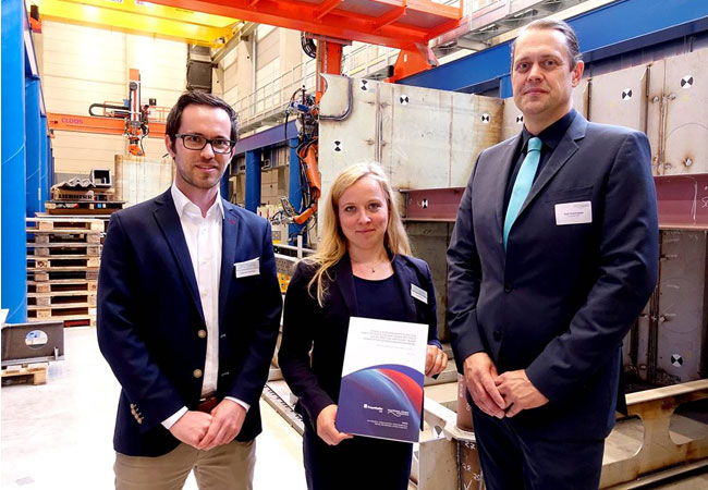 PB: V.l.n.r.: Dominik Eisenbeis (Vorsitzender MCN e. V.), Lina Harms (MCN-Geschäftsstelle Hamburg) und Olaf Steinmeier (Fraunhofer IAPT) / Bildrechte: MCN e. V.