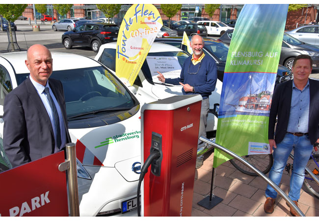 PB: Bildunterschrift: Sie freuen sich auf eine vielfältige E-Mobilitäts-Messe: Maik Render (Klimapakt-Vorstand), Werner Kiwitt (artefact) und Jörg Barth (CITTI-PARK Flensburg) (v.l.n.r.)