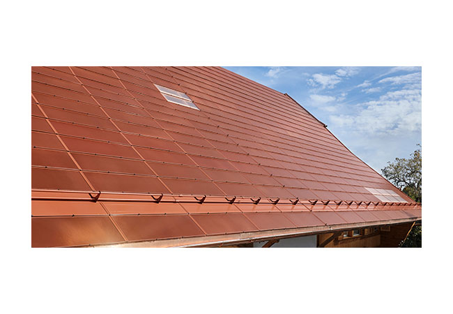 PB: Renovierungsprojekt mit aktiven Terrakottafliesen auf Basis monokristalliner Si-Zellen. Der Bauernhof in Ecuvillens (FR) befindet sich in einem Schutzgebiet, in dem Photovoltaikmodule mit Standardeindruck verboten sind. © Foto: Patrick Heinstein