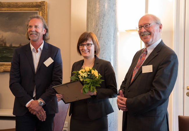 PB: Ausgezeichnet: Der "Goldener Spargel" für Marten Jensen (Mitte), mit Prof. Dr. Rave (links) und Dr. B. Richter.