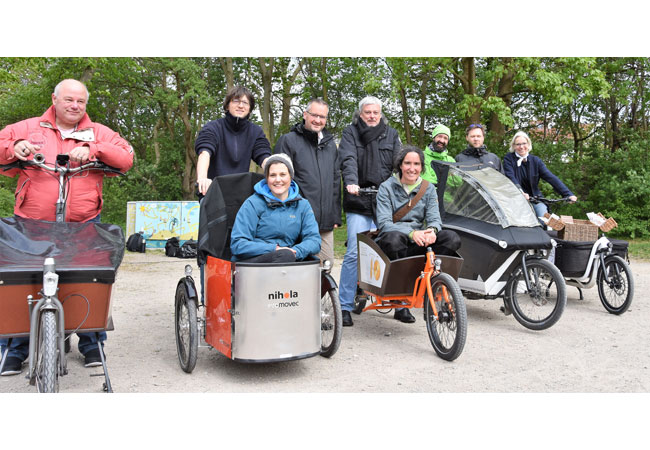 Bildunterschrift:Die Akteure des öffentlichen Flensburger Lastenbike-Systems: Jürgen Lunnau (Lastenradstation Rude), Till Fuder und Jördes Wüstermann (beide Klimaschutzmanagement Stadt Flensburg), Ulrich Spitzer (Klimapakt-Vorstand), Jürgen Klee (Lastenradstation El-Dorado), Hannah Köster (Lastenrad-Station Rude), Timo Schmidt (AdfC), Stefano Kowalke (IT-Lastenbike-System) sowie Beate Falkenberg (Lastenradstation Schifffahrtsmuseum) (v.l.n.r.).