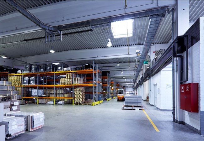 PB: Bildunterschriften: Auf Expansionskurs: Die Renusol Europe GmbH, hier ein Blick in die Lagerhalle in Köln / Copyright: Renusol Europe GmbH
