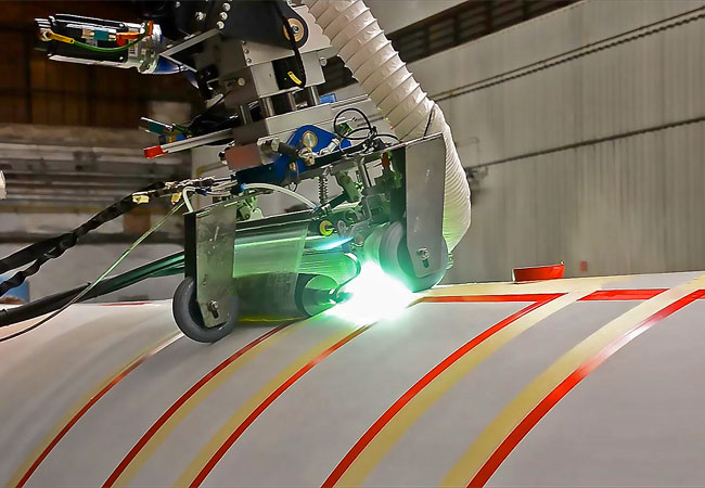 PB: Automatisierte Beschichtung des Riblets-Lacks auf Rotorblättern. / © Fraunhofer IFAM