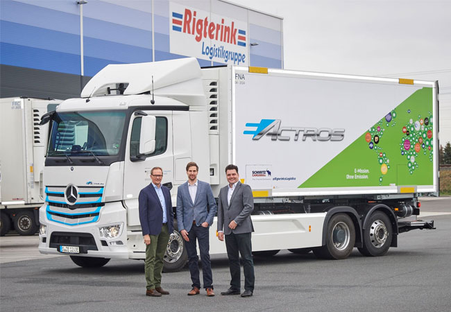 Bildunterschrift: Bei der Übergabe des eActros an die Rigterink Logistikgruppe in Flörsheim/Main (von links nach rechts): Norbert Bökamp, Bereichsleiter Verkauf Nutzfahrzeuge bei der Beresa GmbH & Co. KG (Vertragshändler von Mercedes-Benz Trucks) Arne Rigterink, Geschäftsführer Rigterink Logistikgruppe Rico Claassen, Key Account Manager für Großkunden bei Mercedes-Benz Trucks