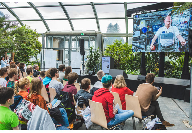 Alexander Gerst gratuliert den Gewinner-Teams des DLR-Schulwettbewerbs „Beschützer der Erde“ 2019 per Videobotschaft. / Quelle DLR (CC-BY 3.0).
